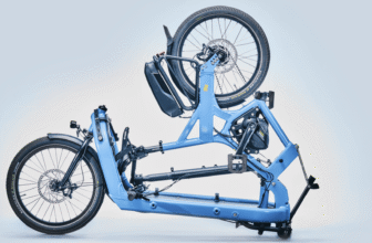 Fold Cargo Bike en position repliée, roue arrière rabattue au-dessus du cadre bleu, système de pliage central.