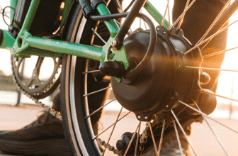 Vélo pliant électrique Brompton T Line équipé du moteur e-Motiq développé à Londres