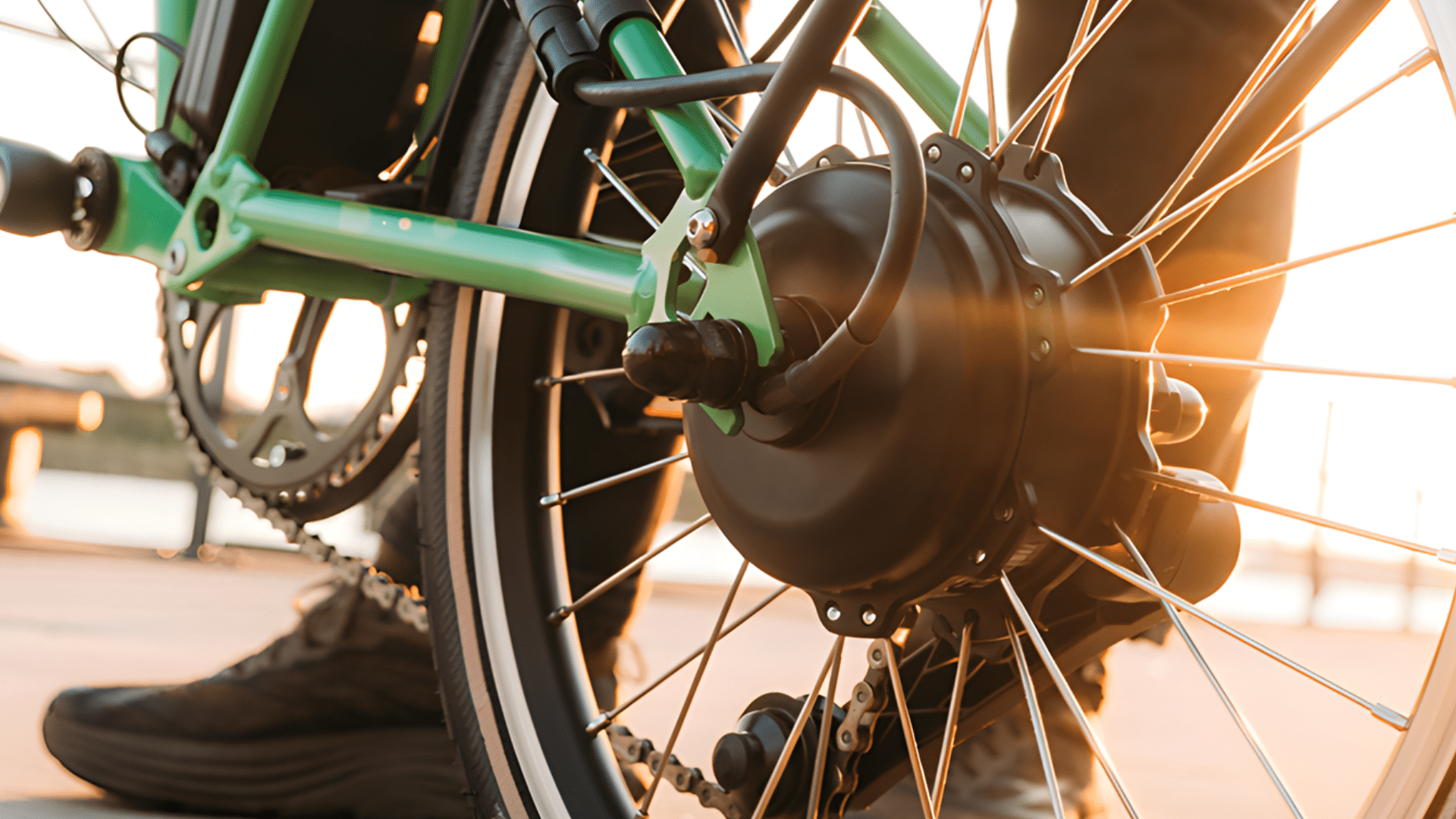 Vélo pliant électrique Brompton T Line équipé du moteur e-Motiq développé à Londres