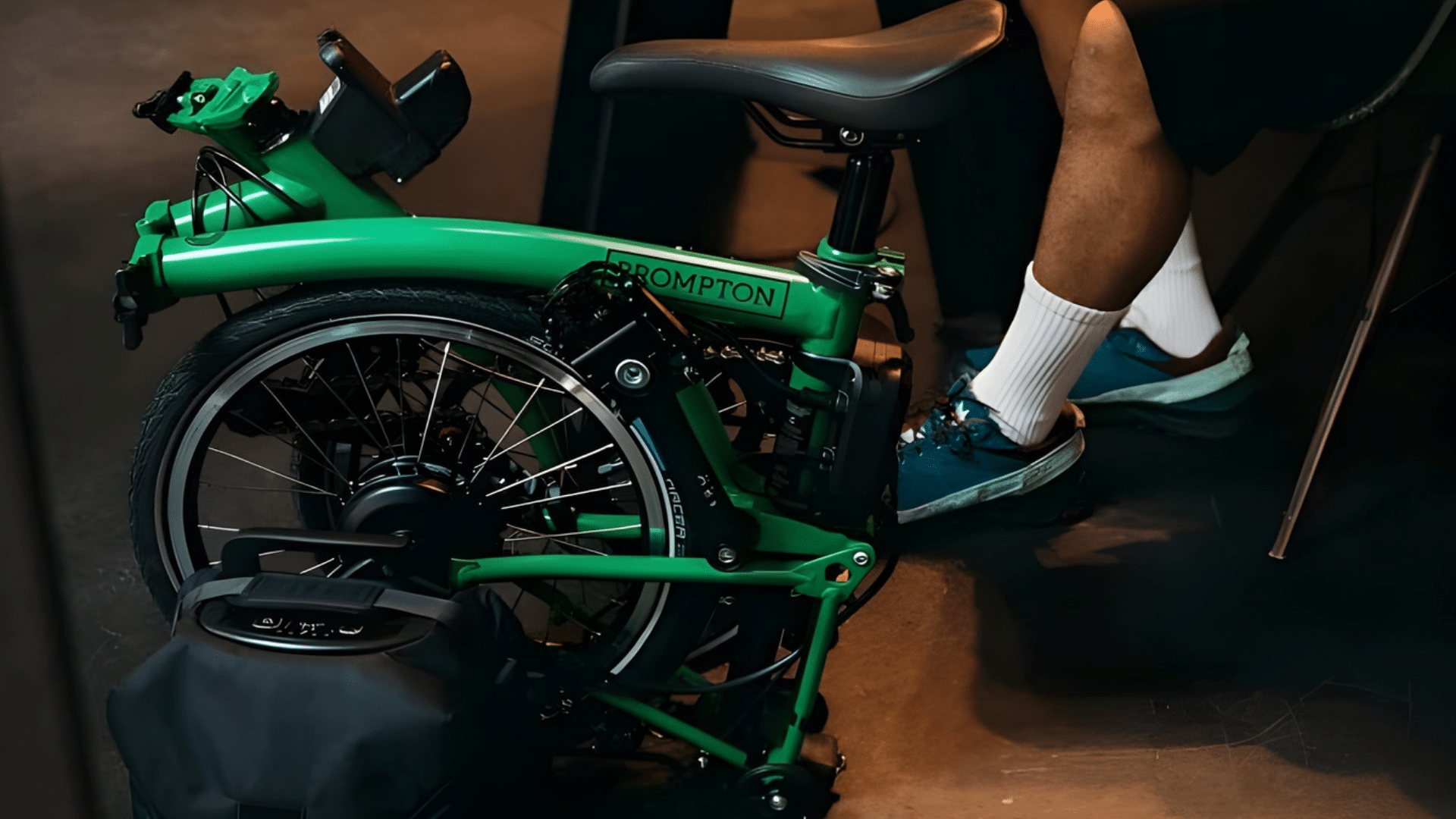 ngénieurs Brompton travaillant sur le développement du moteur e-Motiq dans les ateliers de Londres