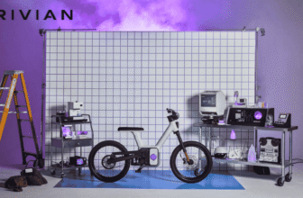 Vélo électrique Also TM-B de Rivian en studio violet : cadre modulaire, bloc moteur-batterie central, écran circulaire et transmission by-wire