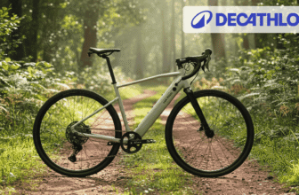 Vélo gravel électrique Van Rysel E-GRVL AF Discover de Decathlon posé sur un chemin forestier, illustrant sa polyvalence entre route et sentier.
