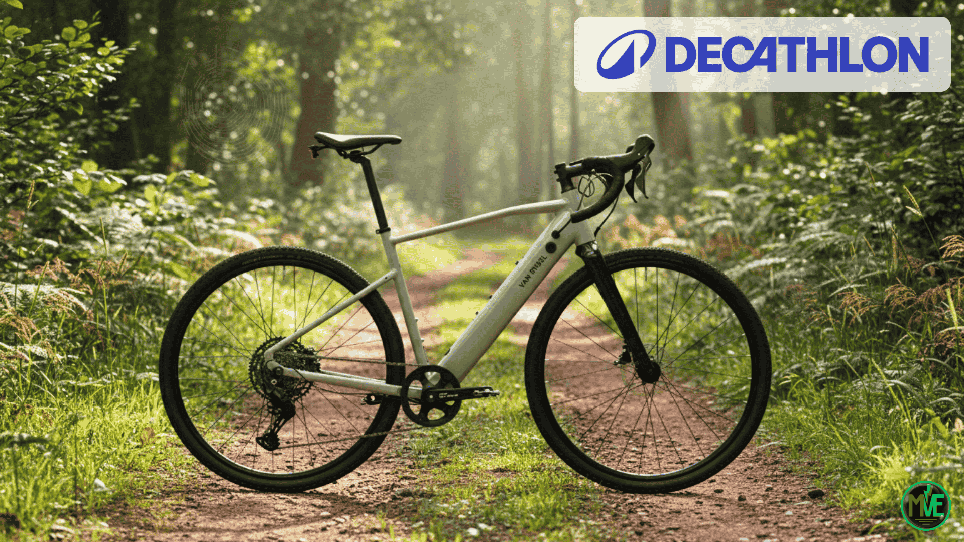 Vélo gravel électrique Van Rysel E-GRVL AF Discover de Decathlon posé sur un chemin forestier, illustrant sa polyvalence entre route et sentier.