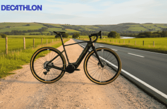 Vélo gravel électrique Van Rysel E-GRVL AF MD sur une route de campagne, modèle Decathlon en promotion automne 2025