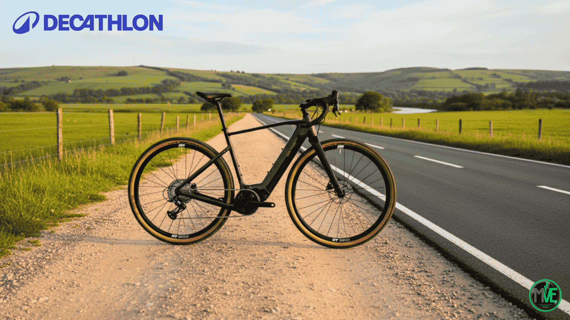 Vélo gravel électrique Van Rysel E-GRVL AF MD sur une route de campagne, modèle Decathlon en promotion automne 2025