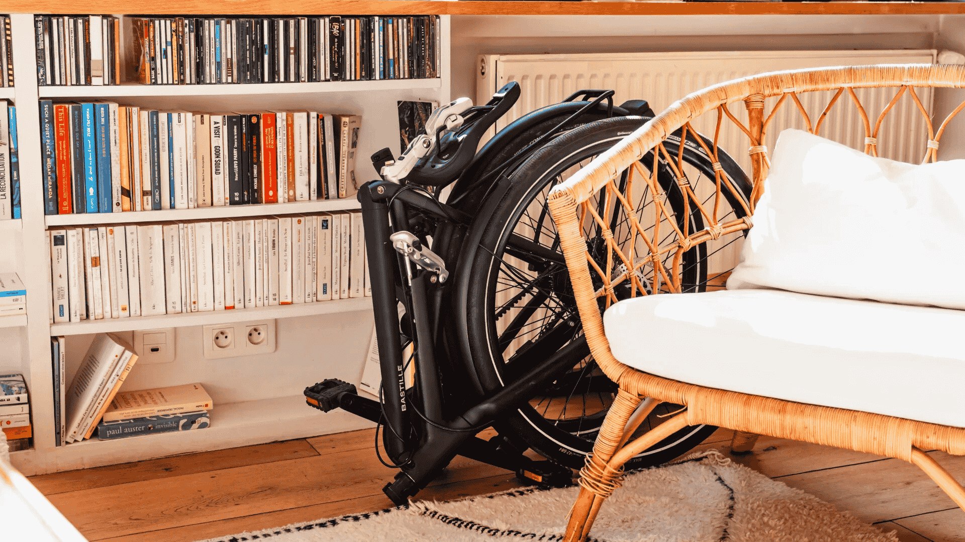 Deux utilisateurs avec leur vélo électrique pliant Bastille E sur un quai de gare, prêt à embarquer en train