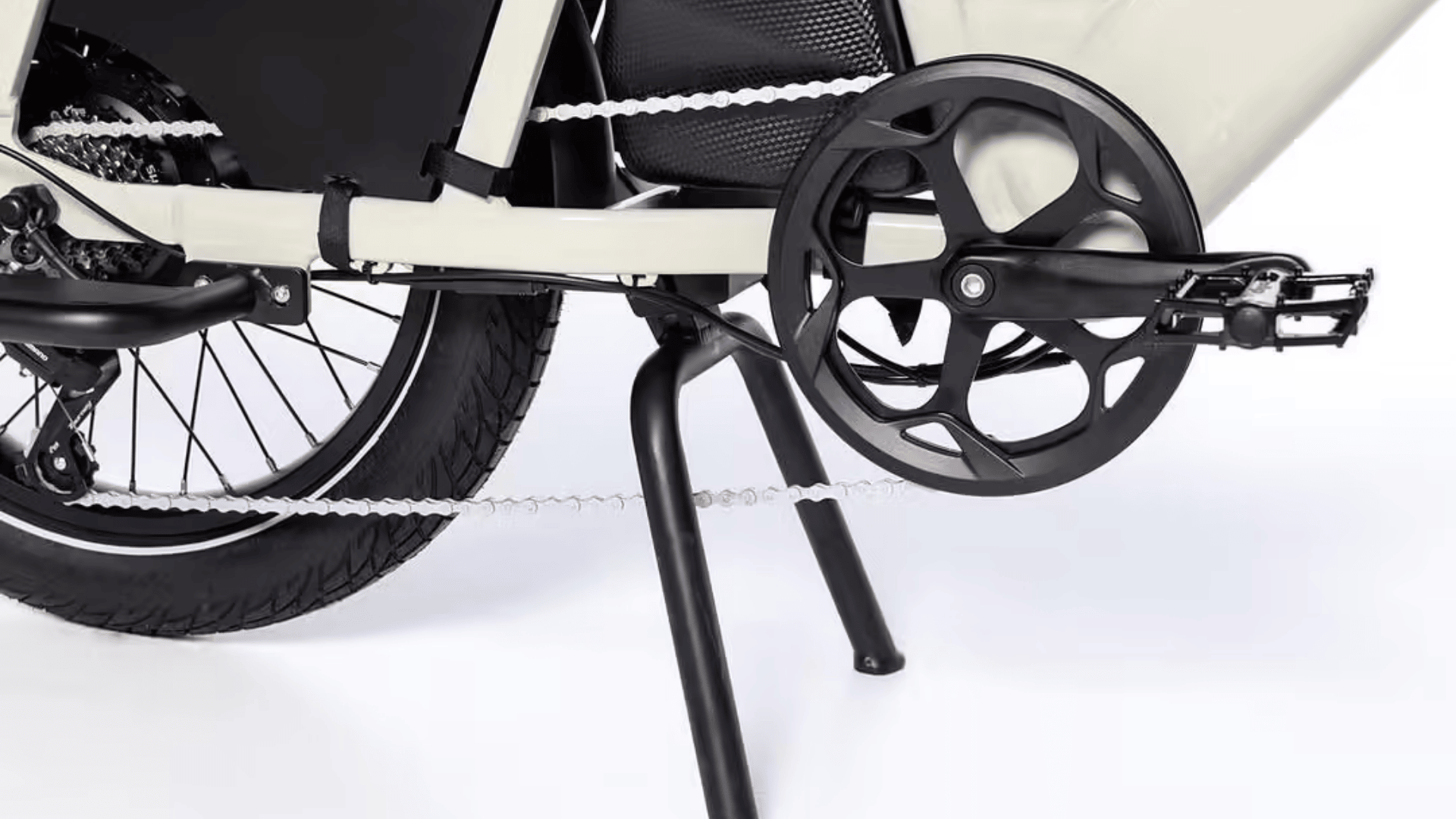 Béquille centrale robuste du vélo cargo électrique Moma Bikes E-COMPACTAIL vue de côté.