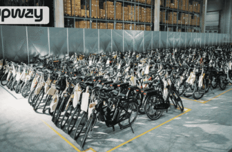 Rangées de vélos électriques reconditionnés dans un centre logistique Upway en Europe