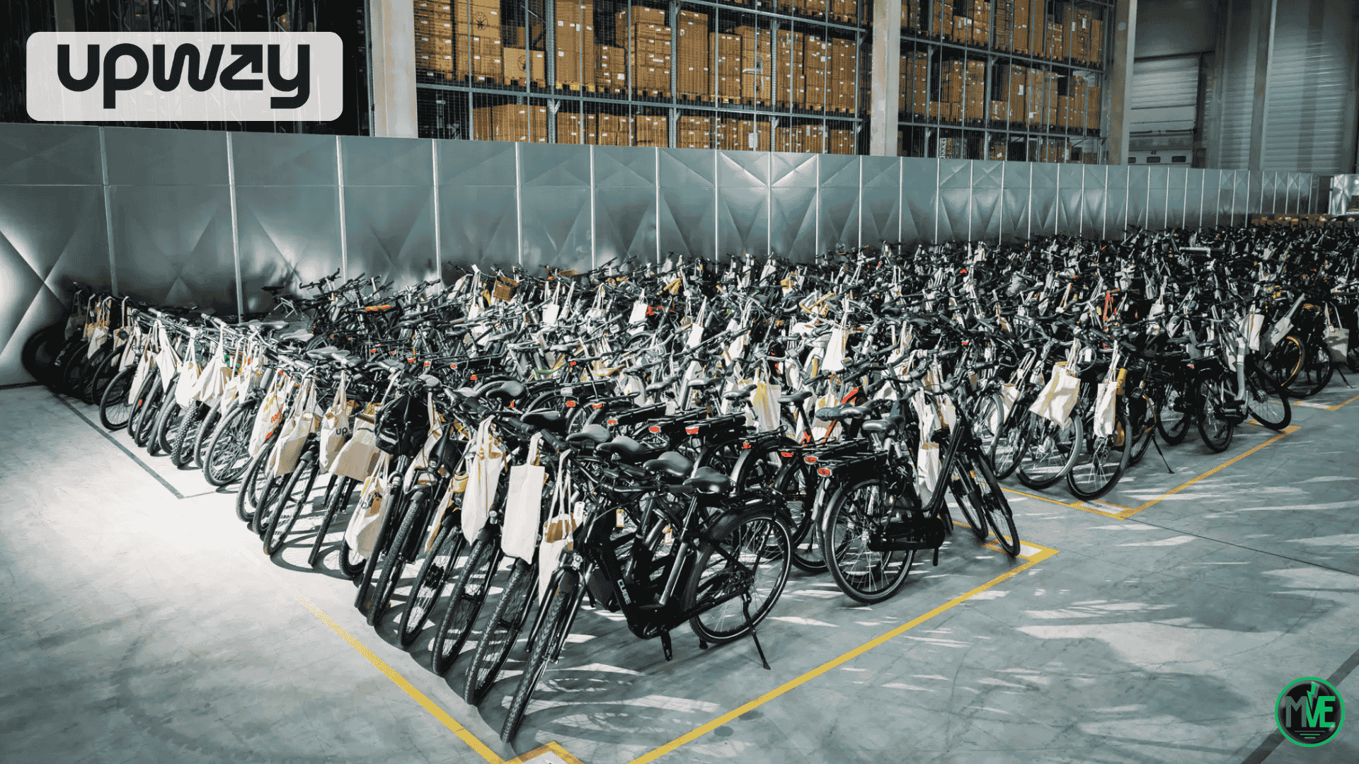 Rangées de vélos électriques reconditionnés dans un centre logistique Upway en Europe