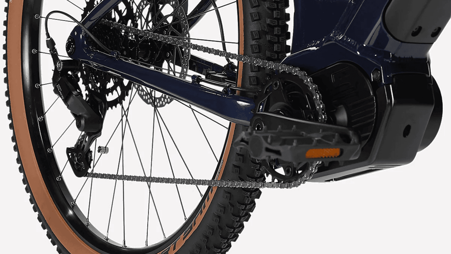 Vue rapprochée du dérailleur Shimano Cues et du moteur Naka E-Power Max du Nakamura E-SUMMIT 960