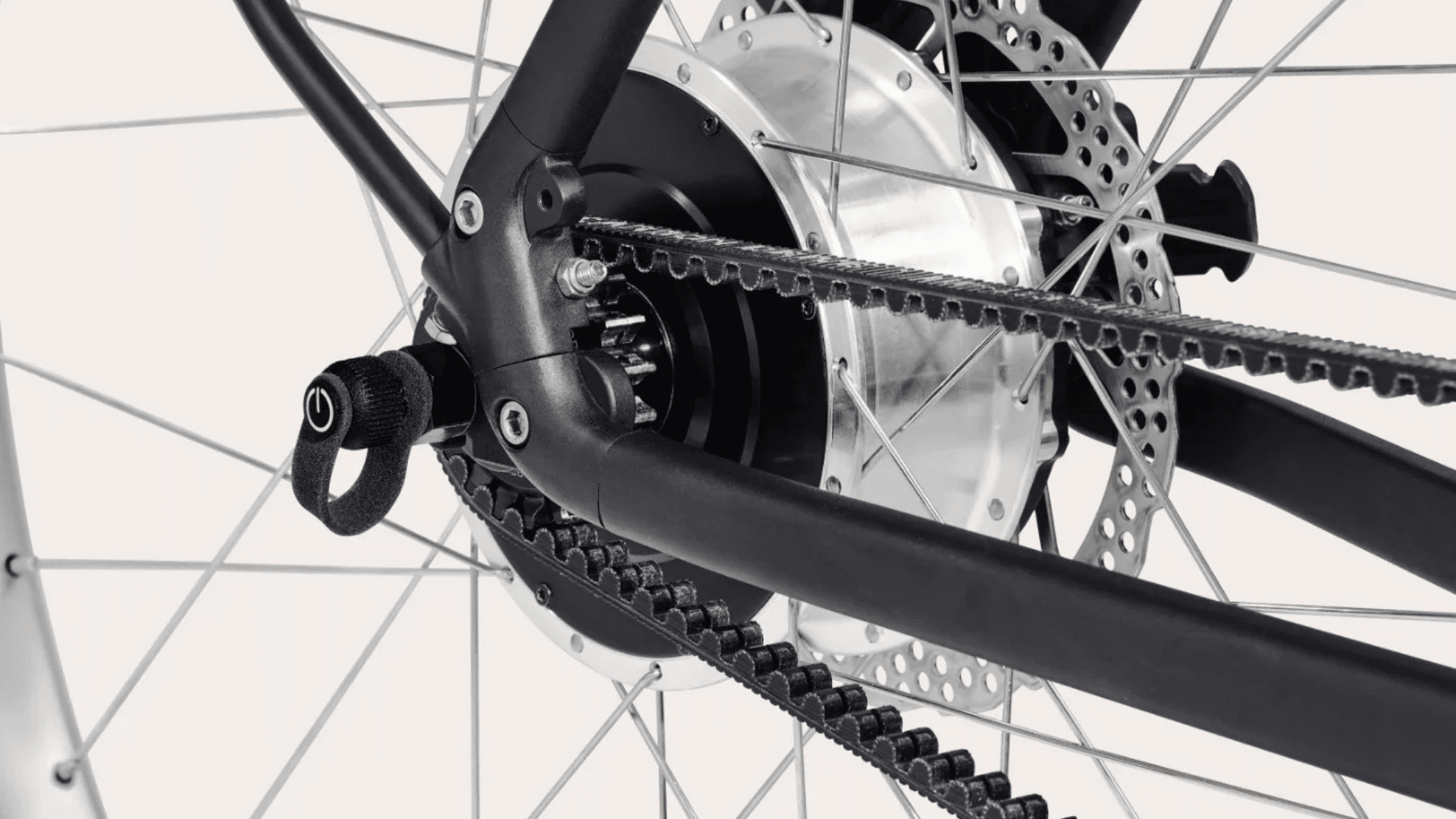 Gros plan sur le moteur arrière et la transmission par courroie Gates Carbon Drive du Bastille E.