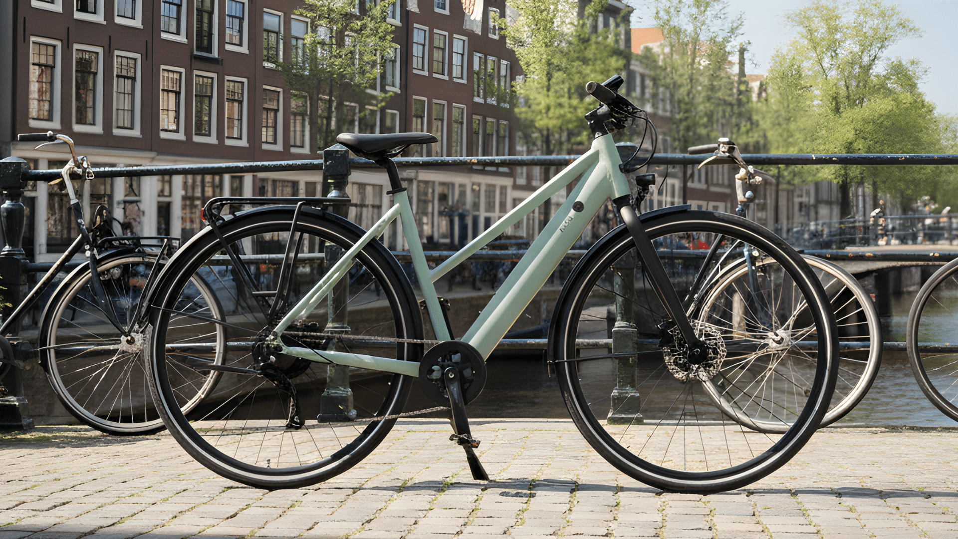 élo électrique Elops LD 500 vert givré, design moderne avec batterie intégrée et câbles internes, conçu pour durer et supporter jusqu’à 150 kg.