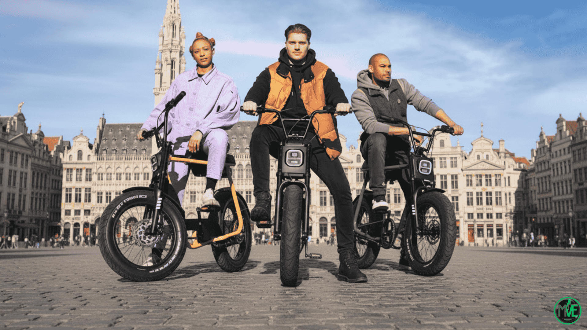 Fatbikes électriques circulant sur la Grand-Place de Bruxelles au moment où le débat réglementaire s’intensifie en Belgique.
