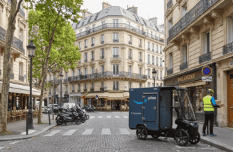 Vélo cargo Amazon effectuant une livraison dans une rue parisienne, illustrant l’essor de l’industrie du vélo cargo en 2025