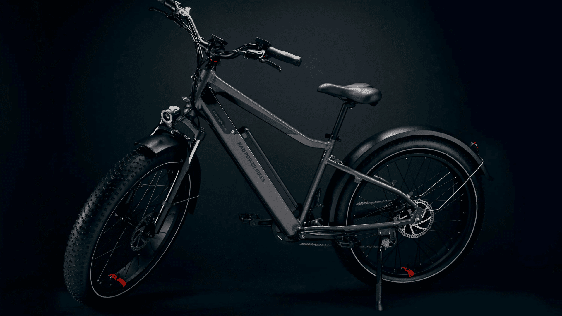 vélo électrique Rad Power Bikes RadRover fat bike sur fond sombre, image liée au rappel de batteries