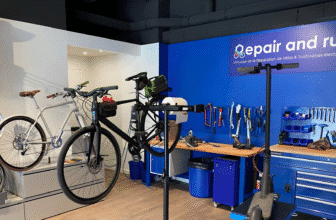 atelier Repair and Run réalisant une réparation rapide de vélo et trottinette en ville