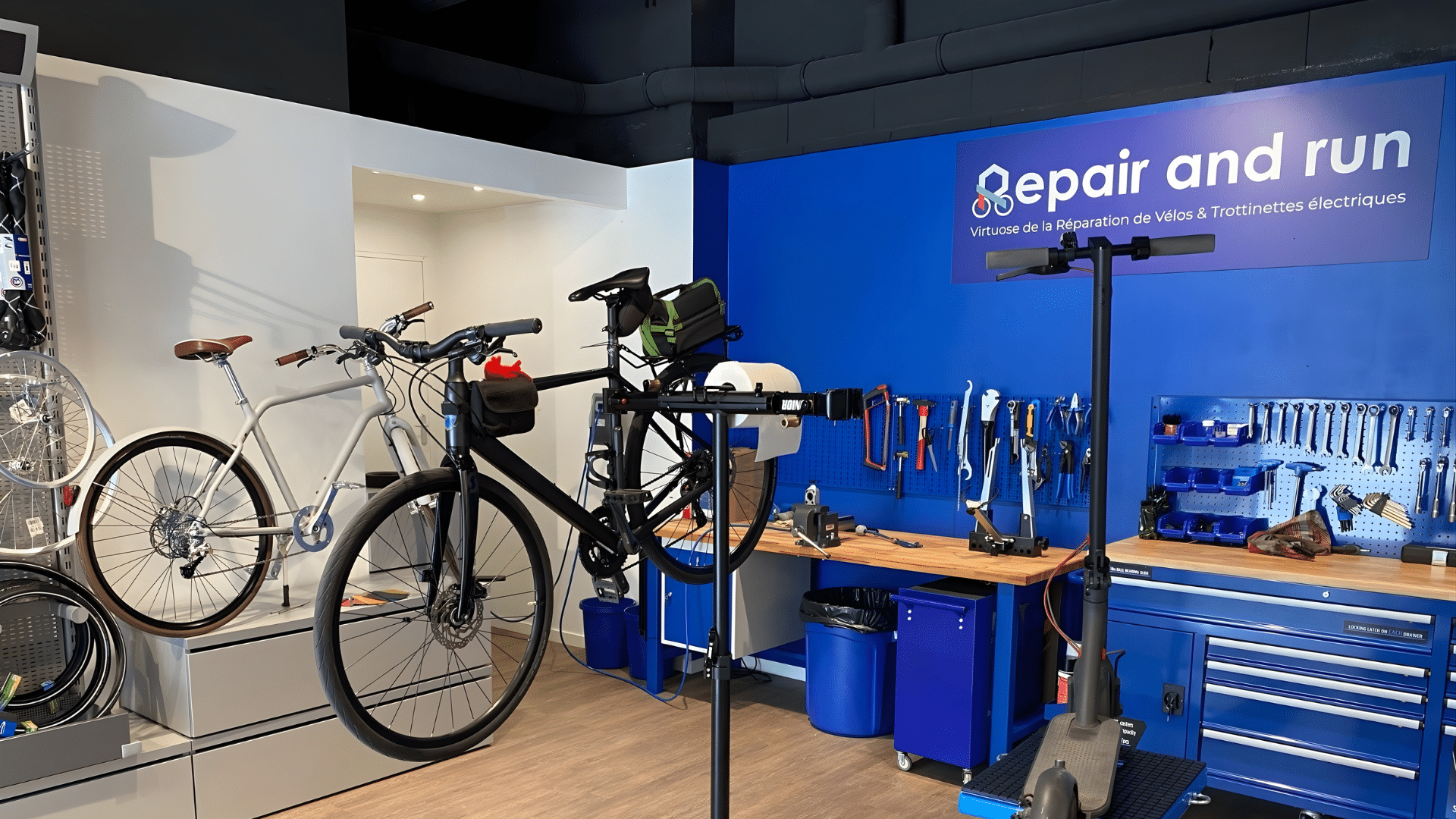 atelier Repair and Run réalisant une réparation rapide de vélo et trottinette en ville