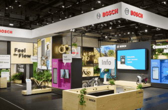 Stand Bosch eBike Systems à l’Eurobike, écrans “Connected Biking”, zones d’info et vélos exposés dans un espace lumineux et moderne