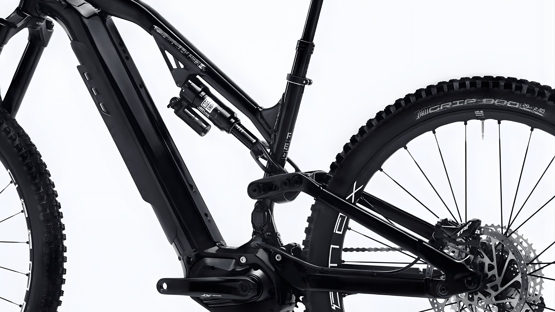 Suspensions RockShox ZEB Ultimate 160 mm et Super Deluxe Ultimate 150 mm du Rockrider E-Feel 900S, offrant stabilité et confort sur terrains techniques.