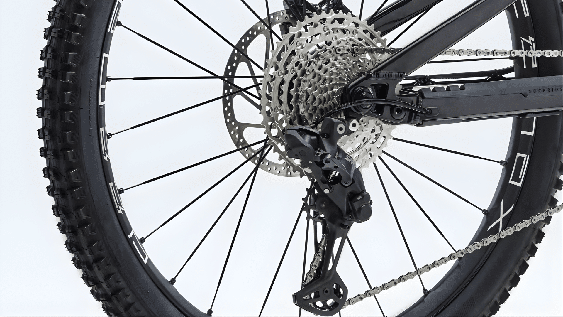 Transmission Shimano XT HyperGlide Di2 12 vitesses du Rockrider E-Feel 900S, avec technologie Freeshift et cassette 10-51.