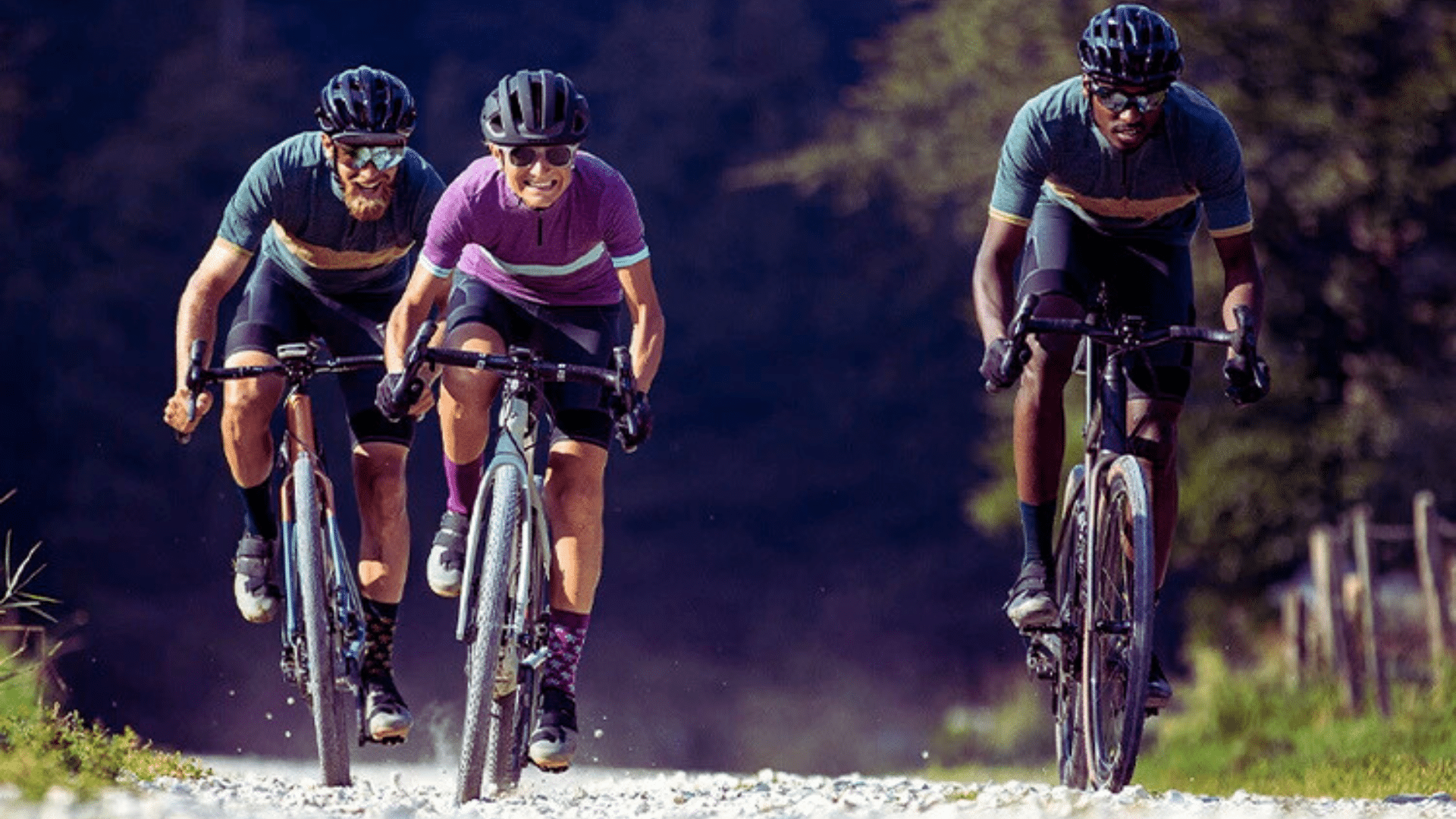 Cyclistes sur route pendant crise industrie cycliste mondiale surproduction stocks après boom pandémie Covid-19