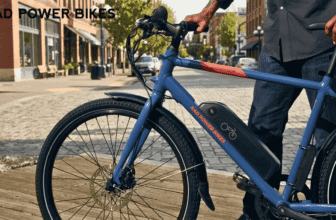 vélo électrique Rad Power Bikes en ville avec batterie latérale, image du rappel de batterie