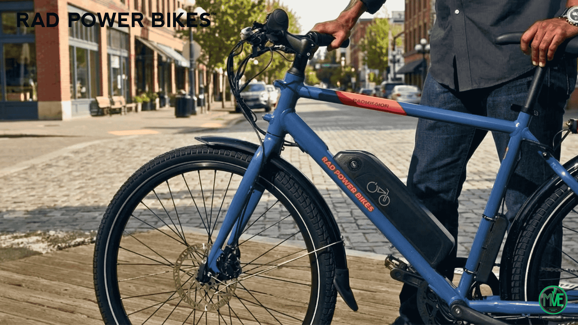 vélo électrique Rad Power Bikes en ville avec batterie latérale, image du rappel de batterie