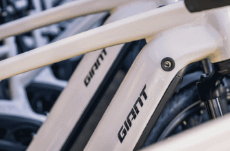 Cadres de vélos électriques Giant alignés, symbolisant la stratégie e-bike du groupe Giant en 2025