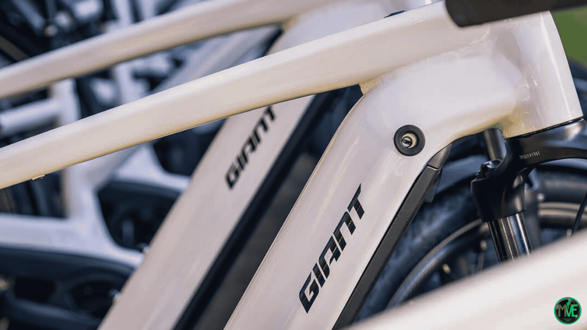 Cadres de vélos électriques Giant alignés, symbolisant la stratégie e-bike du groupe Giant en 2025