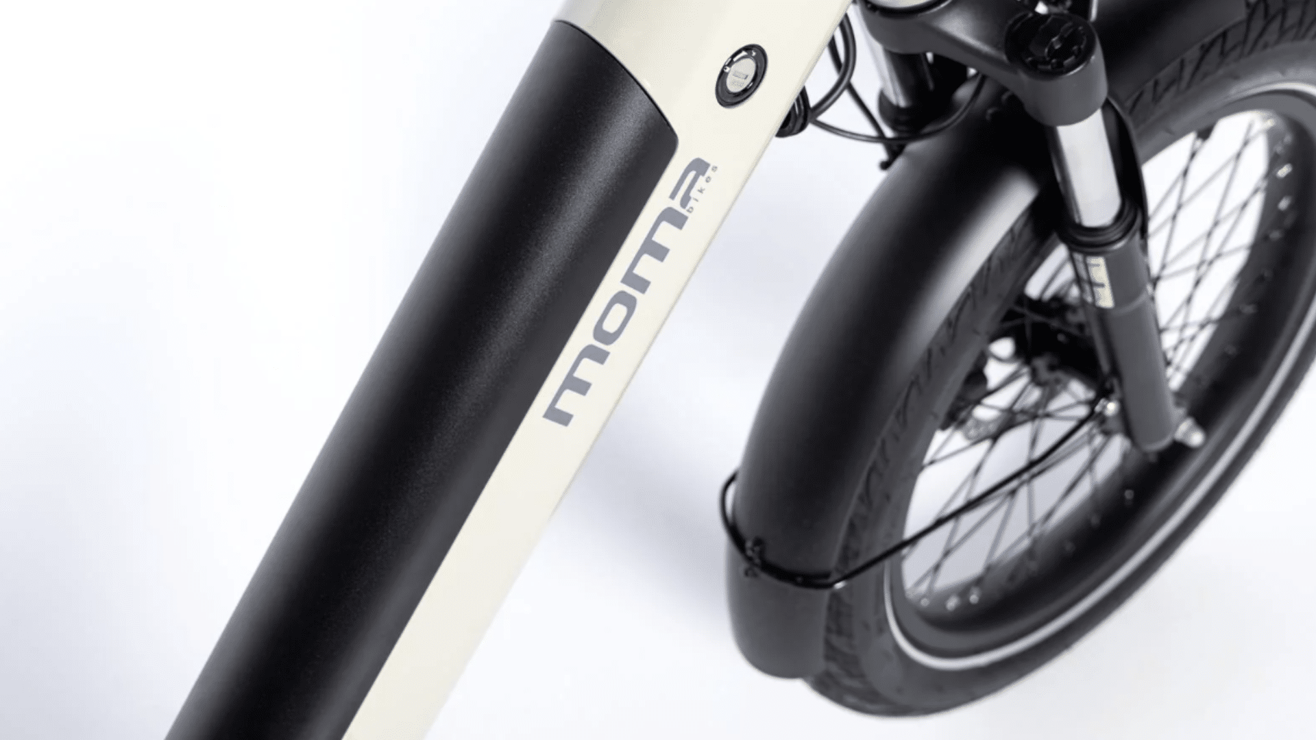 Batterie 48 V 15 Ah intégrée du Moma Bikes E-Compactail avec autonomie jusqu’à 100 km