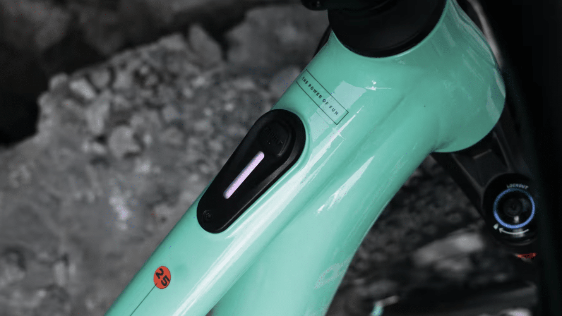 Batterie 250 Wh du Rockrider E-EXPL 900 offrant 60 à 80 km d’autonomie pour un VTT électrique enfant