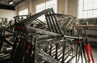 Pile de cadres carbone Specialized saisis dans une usine de contrefaçon en Chine