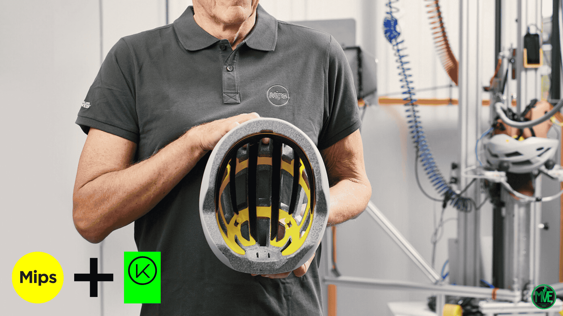 Intérieur d’un casque vélo combinant Mips et Koroyd, présenté lors de tests de résistance aux chocs