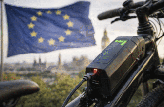 Vélo électrique branché à un chargeur, illustrant la fragmentation des systèmes de recharge et l’absence de standard commun en Europe