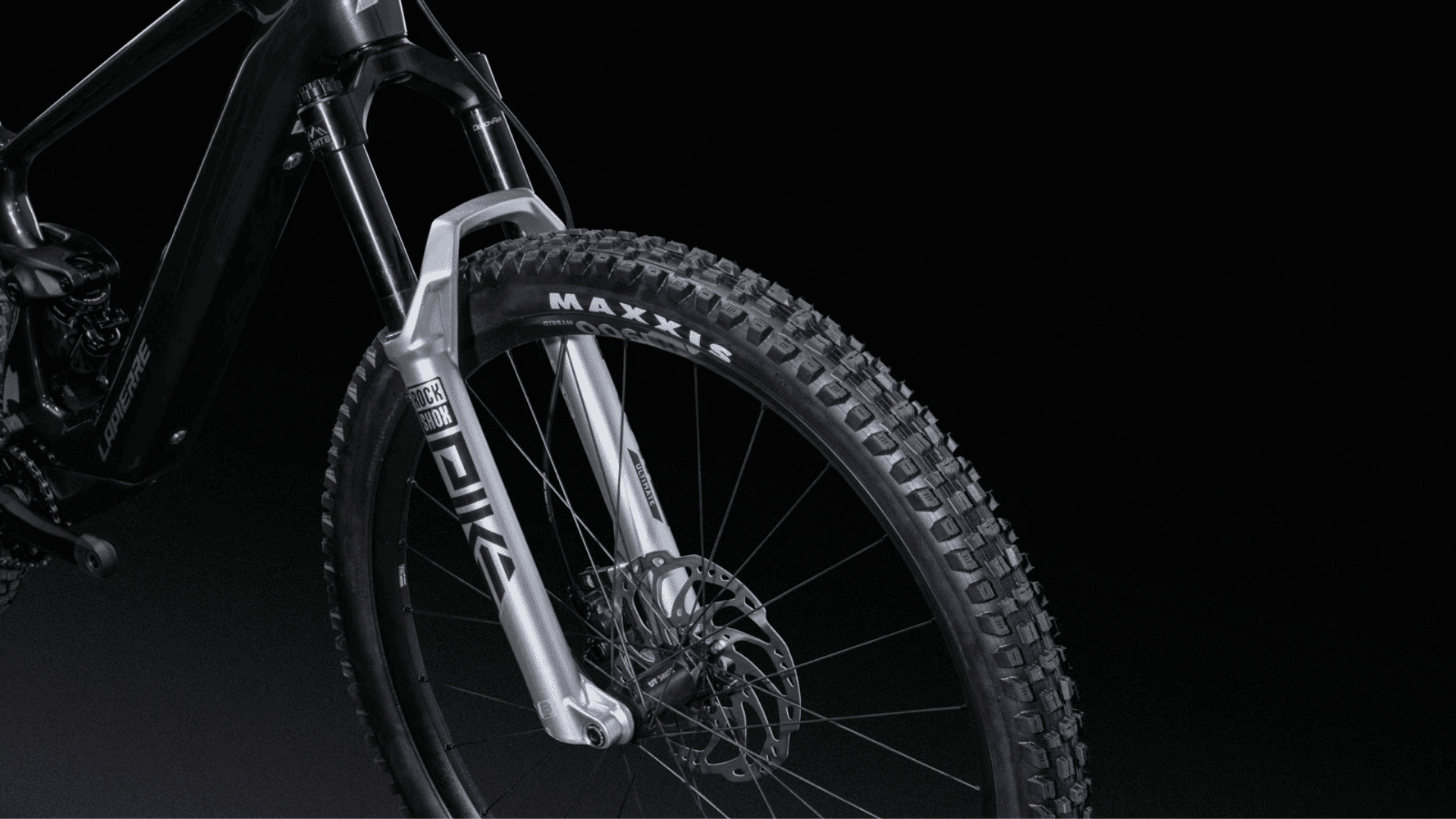 Détail de la fourche RockShox Pike et du pneu Maxxis sur le Lapierre e-Zesty AM 8.4