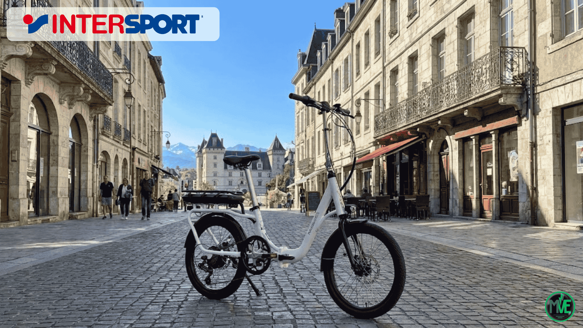 Vélo électrique pliant Nakamura E-Flex 2.0 en ville devant une place historique, promotion Intersport