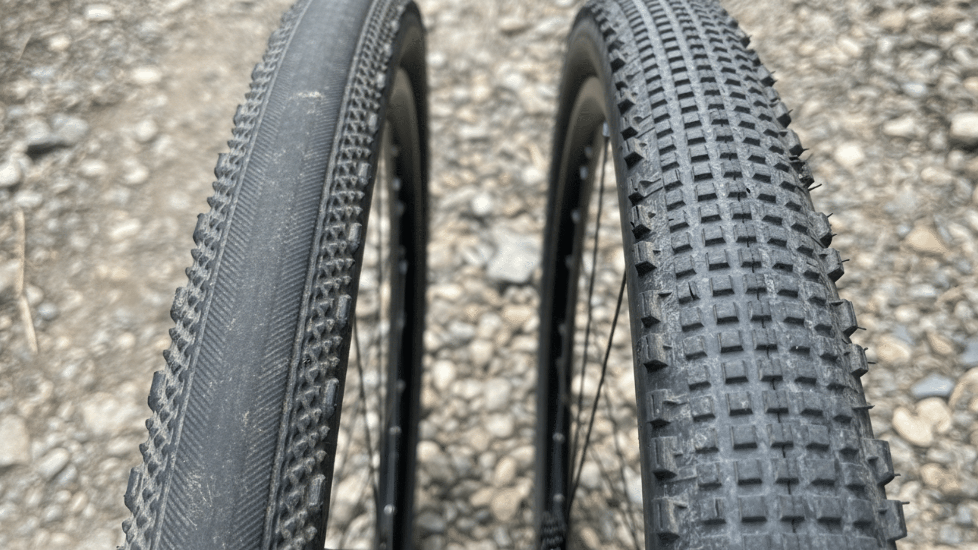 Comparaison de pneus larges et étroits montrant la différence de résistance au roulement en gravel.