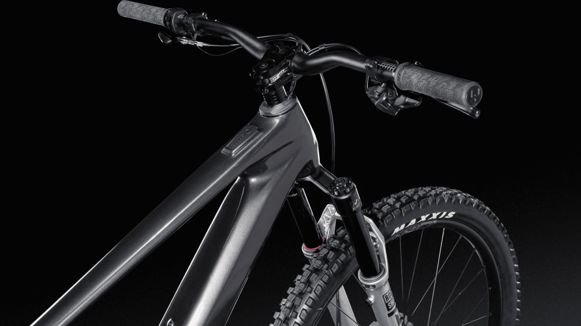 Poste de pilotage et cadre carbone du Lapierre e-Zesty AM 8.4 en vue rapprochée