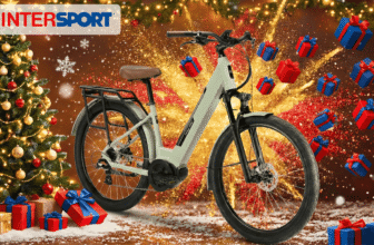 VTC électrique Nakamura CROSSOVER V LTD en promotion de Noël chez Intersport, entouré de cadeaux et décorations festives