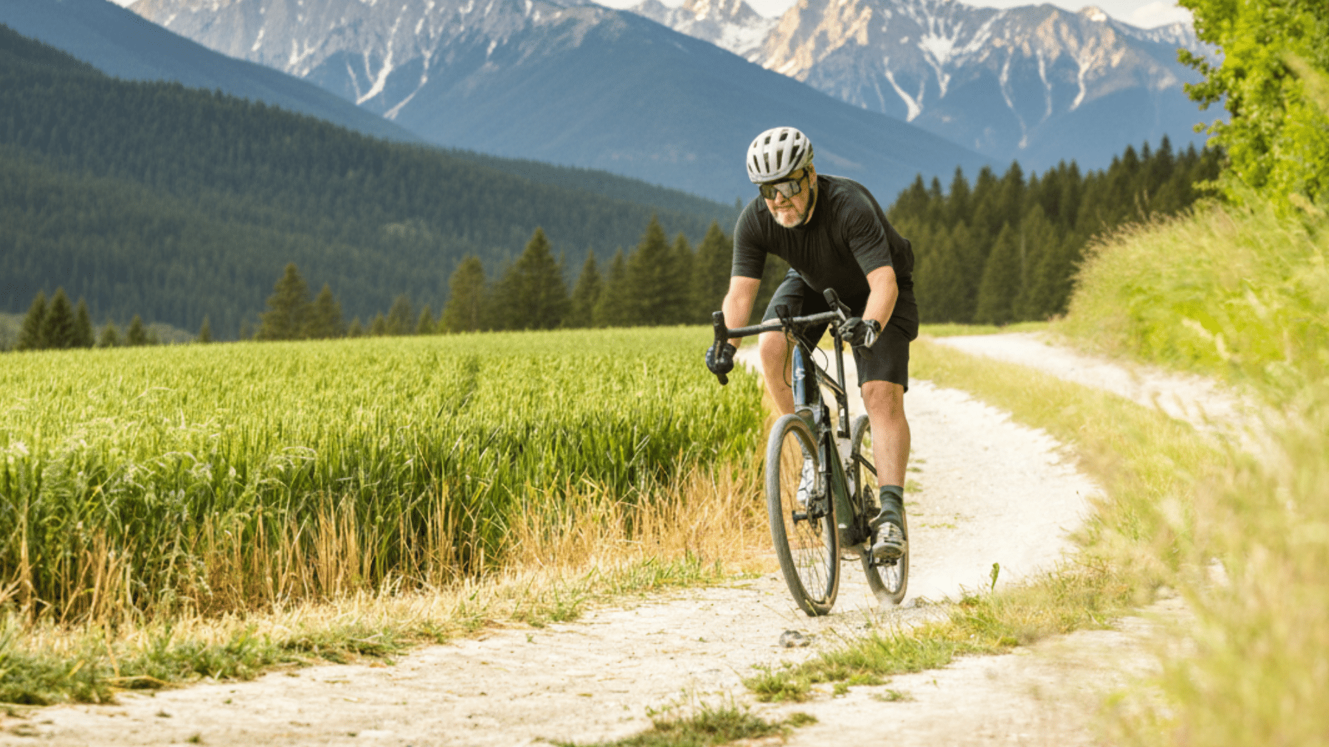 Pneu large de gravel offrant meilleure adhérence sur un chemin en gravier.