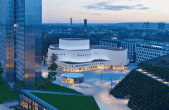 Vue du Gustaf-Gründgens-Platz à Düsseldorf, futur Urban Hub de Cyclingworld Europe 2026, entouré d’architectures modernes.