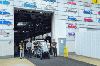 Équipe Vok Bikes devant un vélo cargo électrique sur le site Renault de Flins