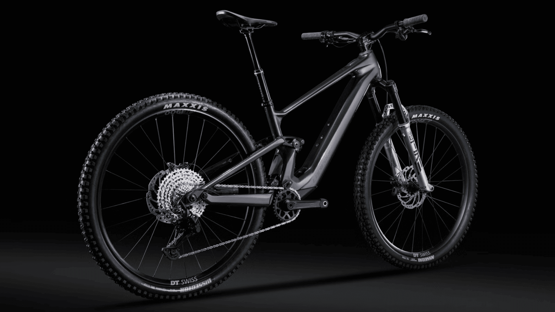 VTT électrique Lapierre e-Zesty AM 8.4 présenté en studio sur fond noir