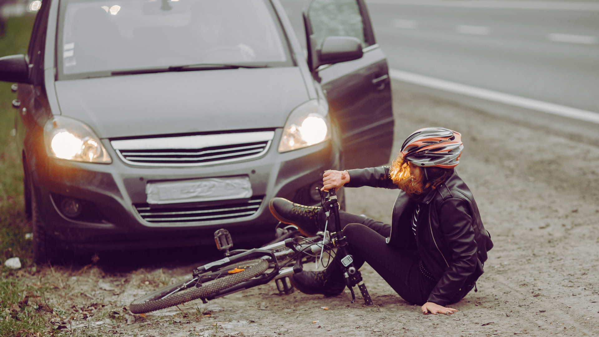 Cycliste surpris par une portière ouverte en ville, risque de collision accru près des voitures stationnées