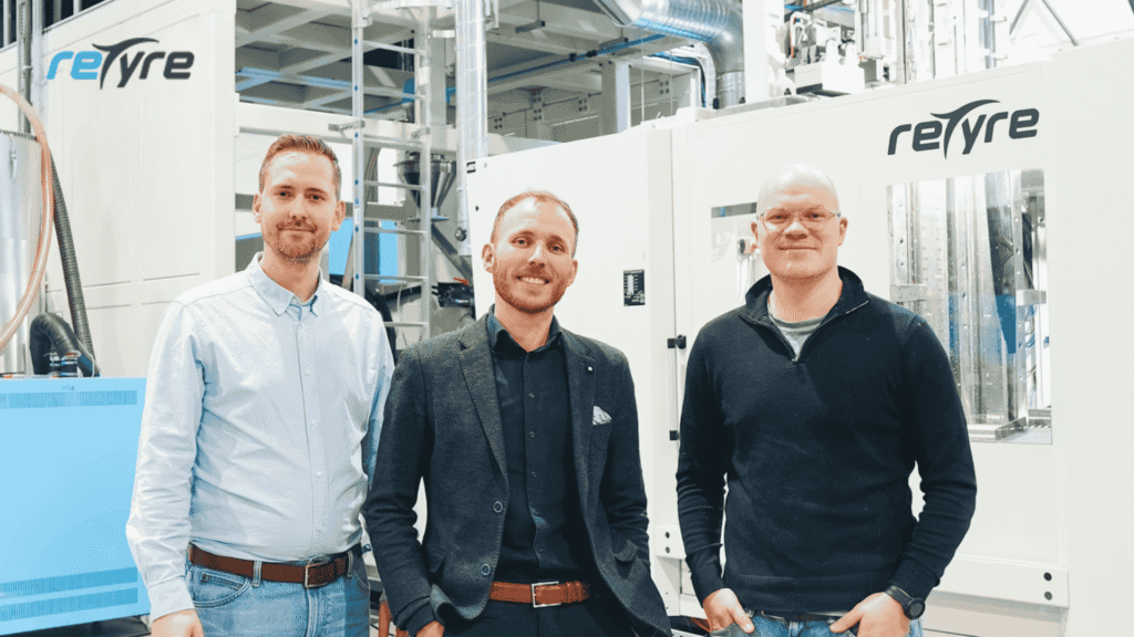 Fondateurs de ReTyre devant les machines de production de pneus vélo recyclables en Norvège