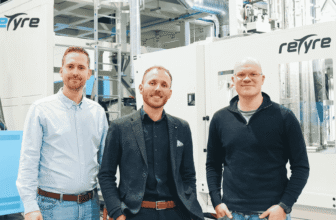 Fondateurs de ReTyre devant les machines de production de pneus vélo recyclables en Norvège