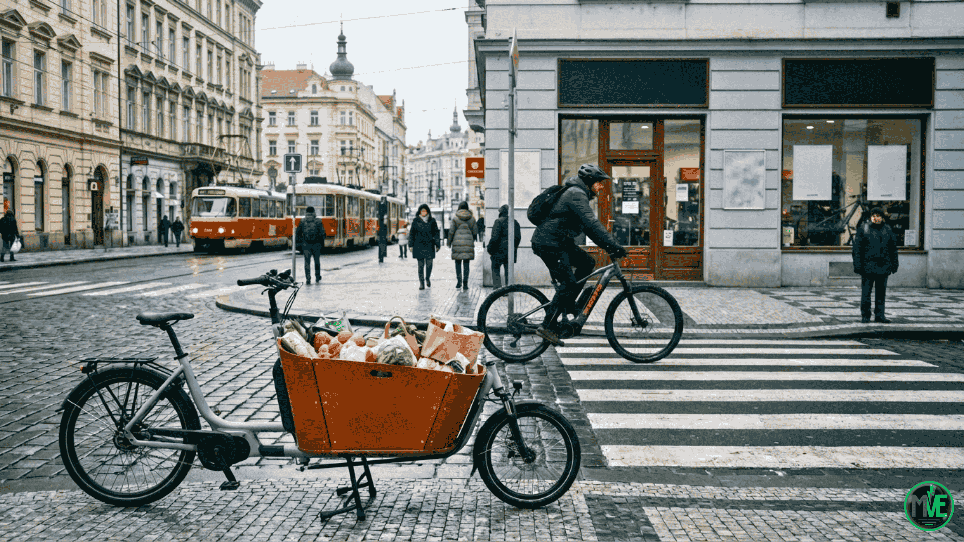 Vélo cargo électrique chargé de courses à Prague, symbole de l’évolution du marché tchèque du vélo électrique en 2026
