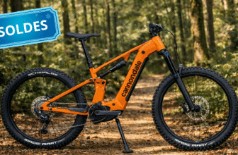 VTT électrique tout suspendu Cannondale Moterra 4 en forêt, moteur Bosch Performance Line CX et batterie 600 Wh