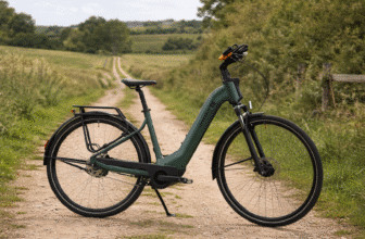 Test vélo électrique urbain vert Rockeirder E-ACTV 900 sur béquille sur un chemin de campagne