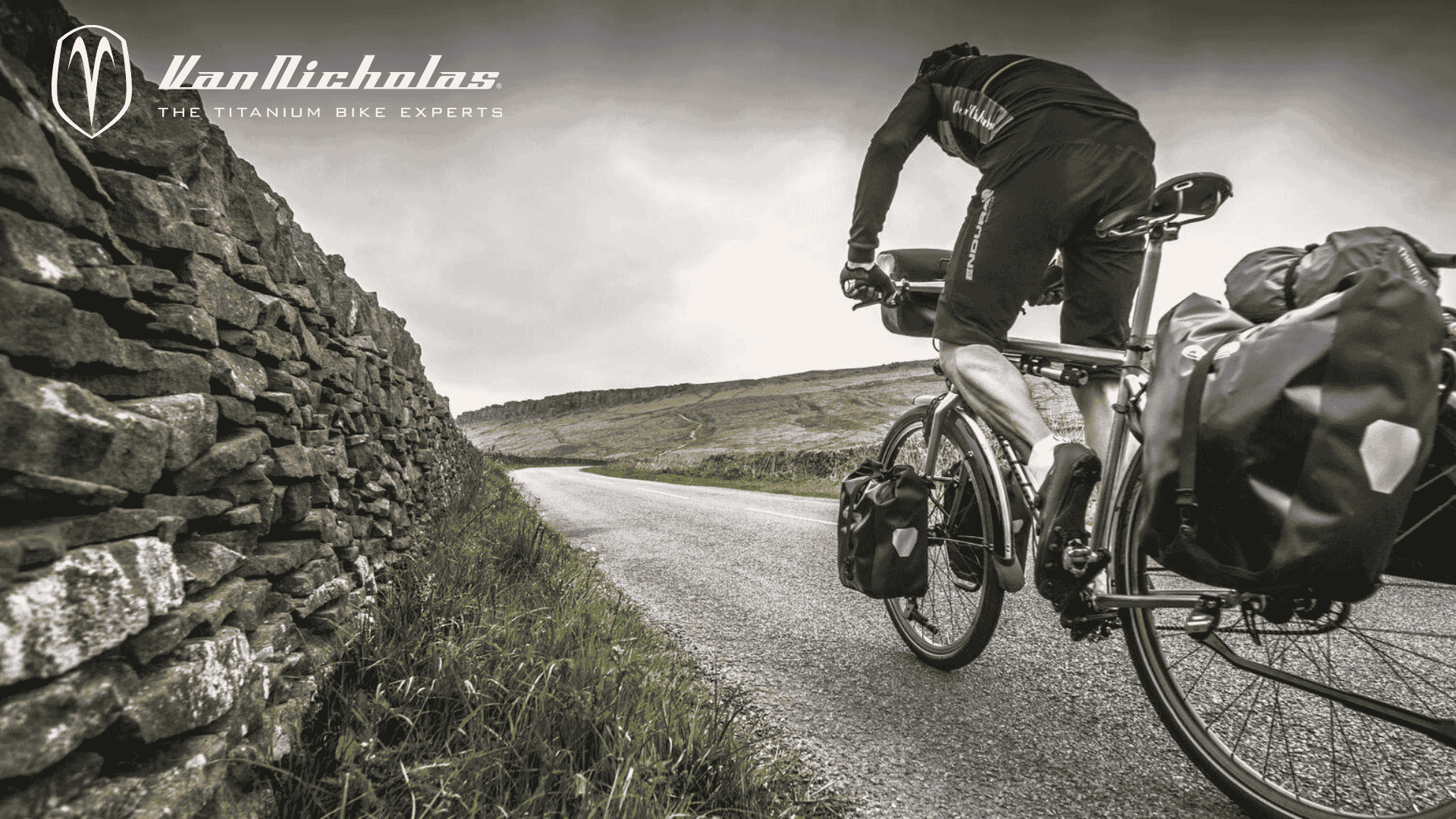 Cycliste en voyage longue distance sur un vélo Van Nicholas en titane, chargé pour l’aventure
